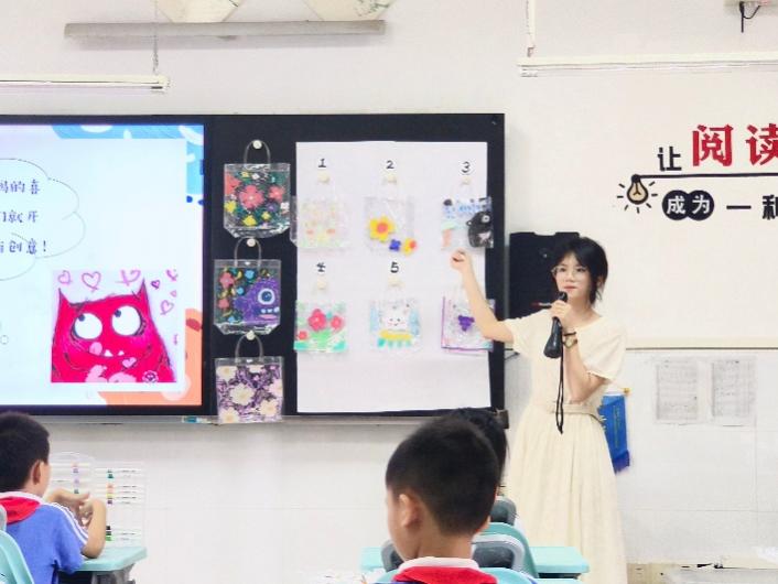 小孩们在房间里中度可信度描述已自动生成